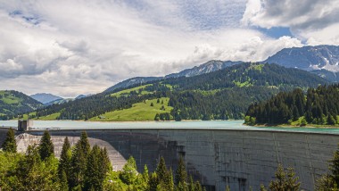 Pogled na zimski krajolik u regiji Grimsel s vrha (© Kraftwerke Oberhasli AG)