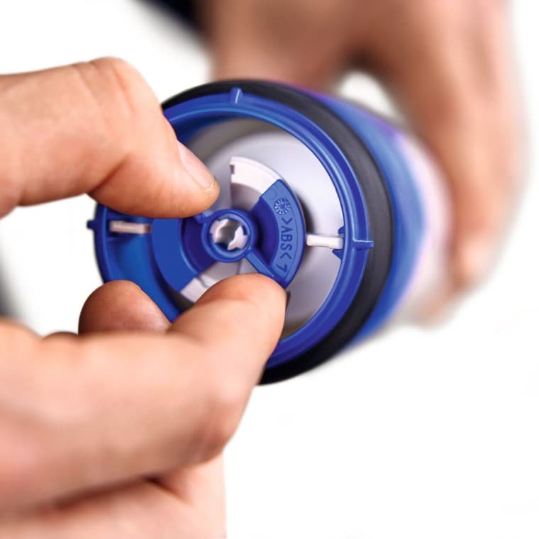 U košaru je ugrađena prigušnica koja se može podesiti na 5 razina kako bi se odredila brzina protoka vode iz vodokotlića i prilagodila WC školjku. U košaru je ugrađena prigušnica koja se može podesiti na 5 razina kako bi se odredila brzina protoka vode iz vodokotlića i prilagodila WC školjku.