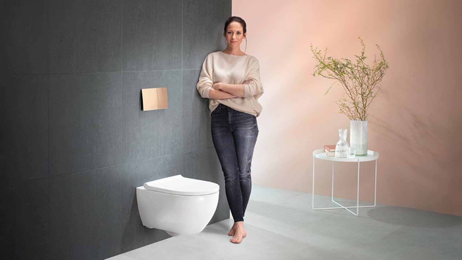 Zadovoljna žena kraj WC školjke Geberit Acanto Zadovoljna žena kraj WC školjke Geberit Acanto