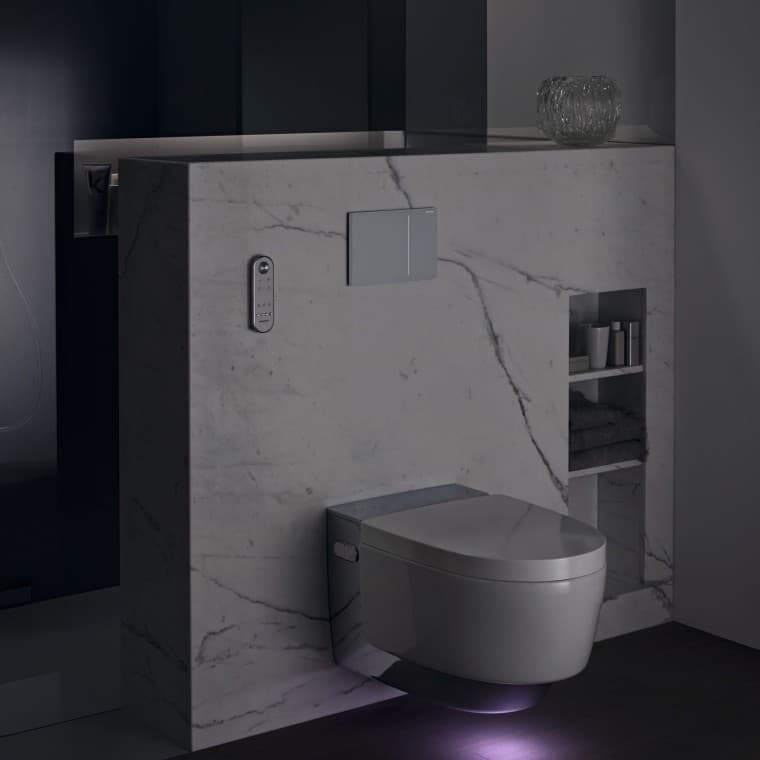 Geberit AquaClean Mera Comfort s orijentacijskim svjetlom(© Geberit) Geberit AquaClean Mera Comfort s orijentacijskim svjetlom(© Geberit)