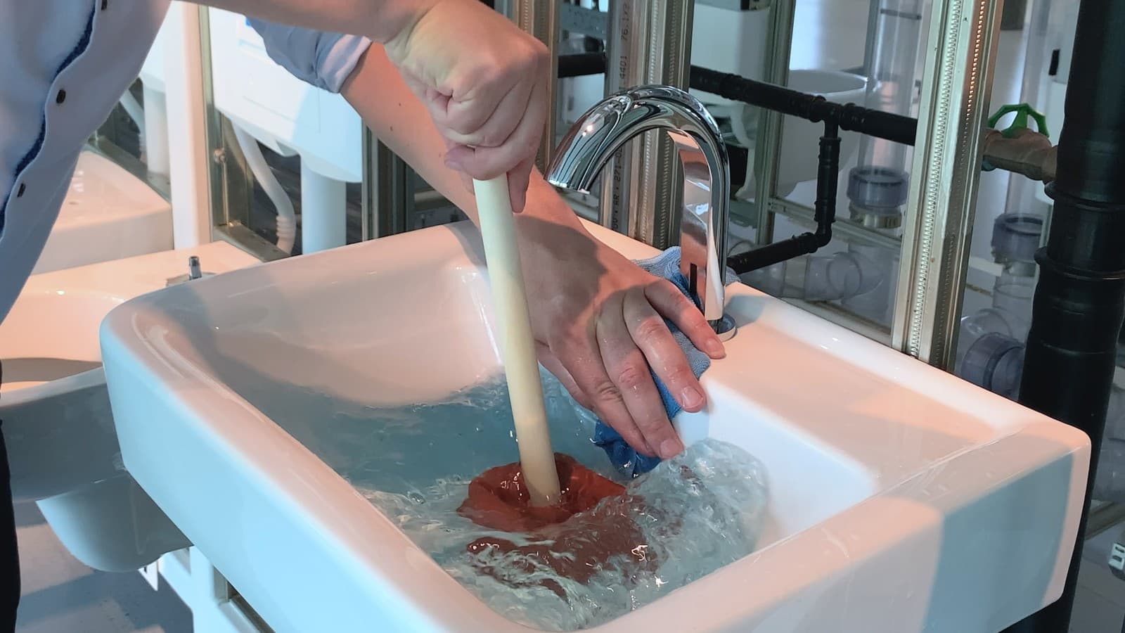 Rukom i krpom prekrijte otvor za preljev Rukom i krpom prekrijte otvor za preljev