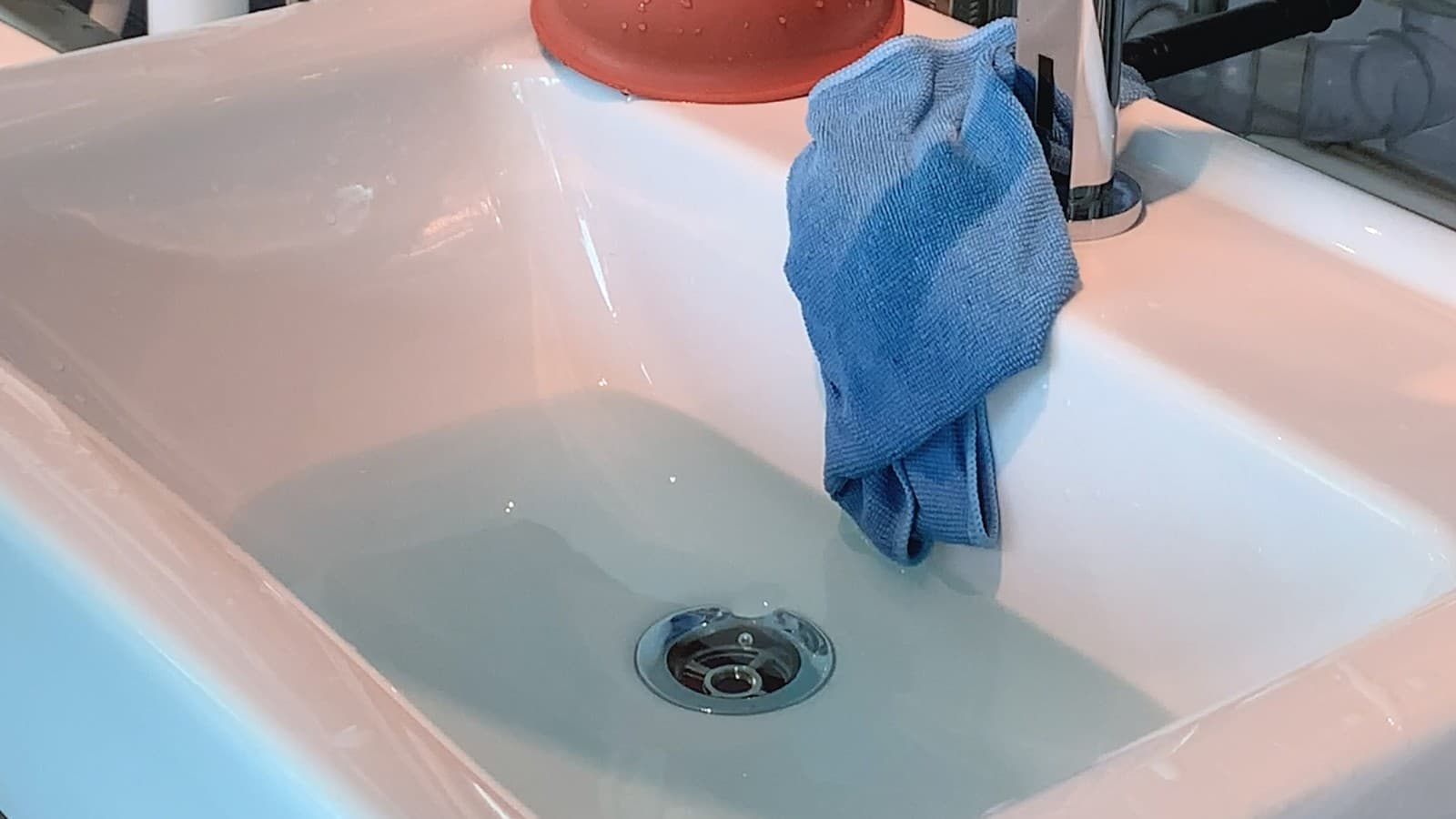 Voda istječe iz umivaonika Voda istječe iz umivaonika