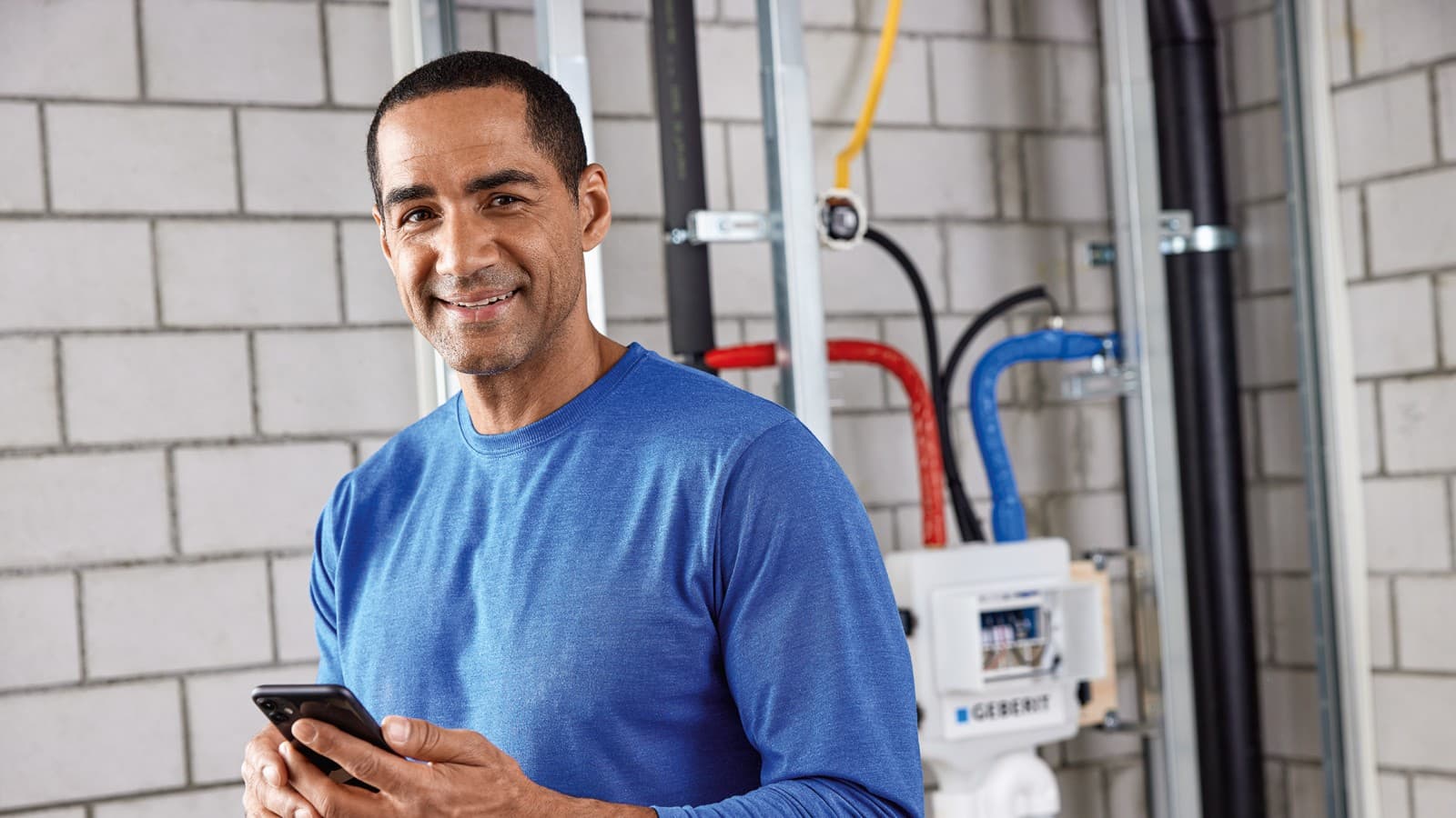 Postavljanje uređaja za ispiranje pomogu aplikacije Geberit Control (© Geberit) Postavljanje uređaja za ispiranje pomogu aplikacije Geberit Control (© Geberit)