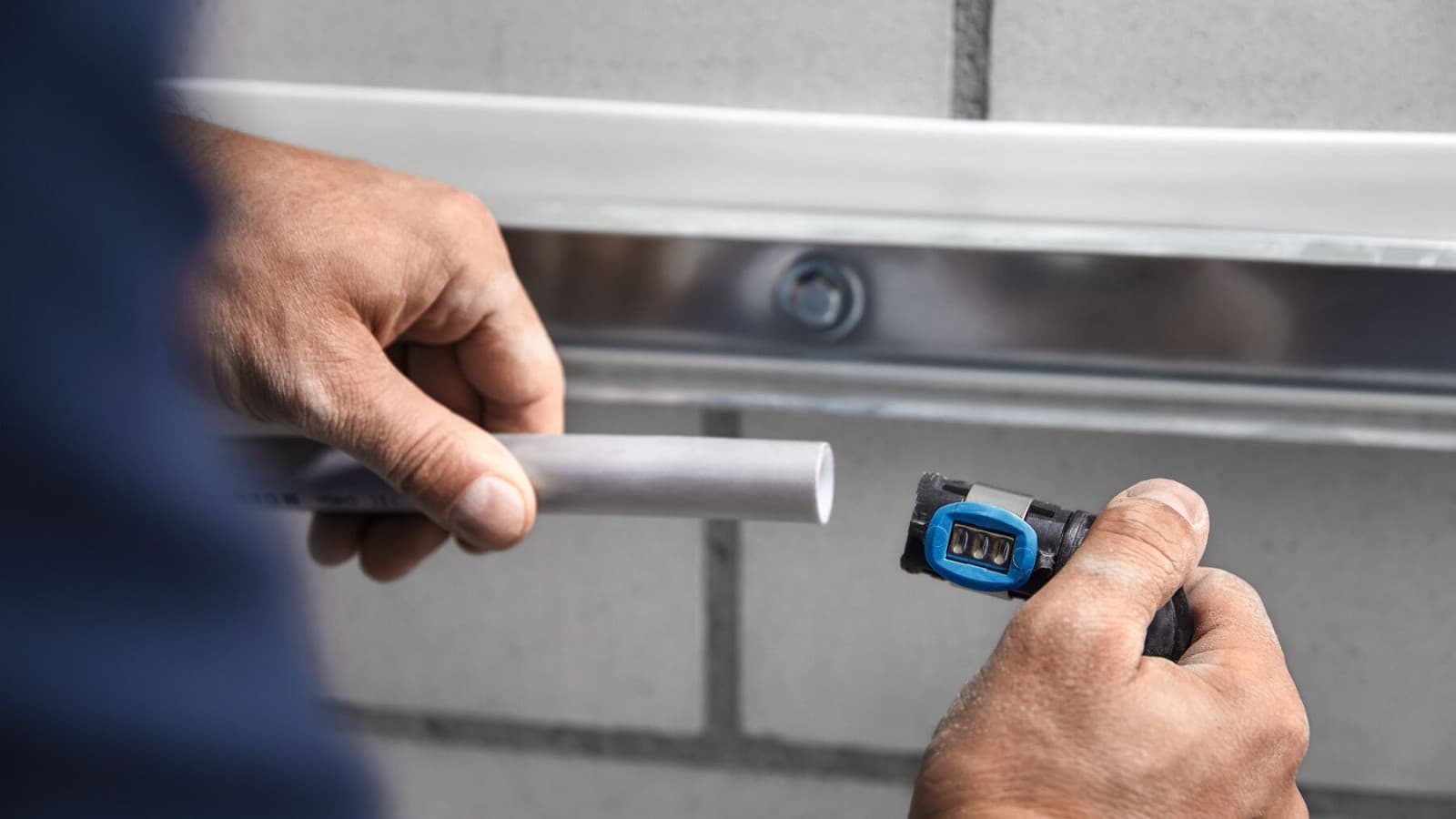 Geberit FlowFit se može stisnuti i u uskim prostorima Geberit FlowFit se može stisnuti i u uskim prostorima